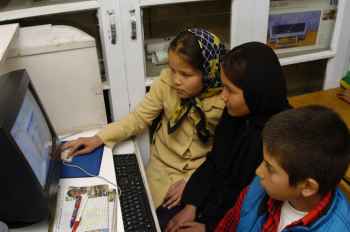 unsere Schulkinder am Computer.jpg